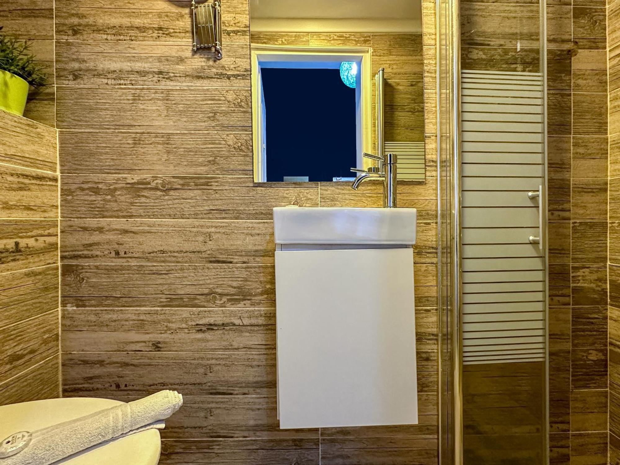 Paamonim Central Studios Jerusalem Room photo
